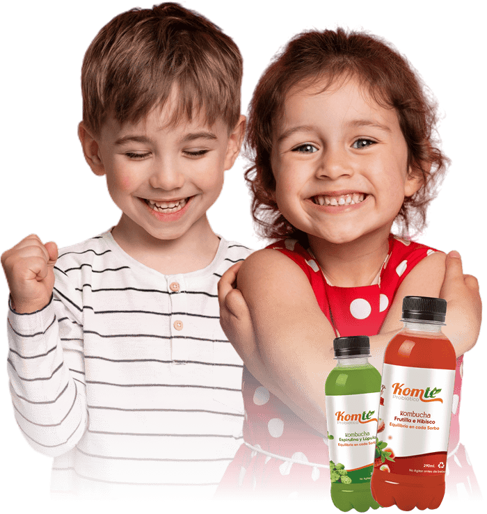 miños felices tomando kombucha komte